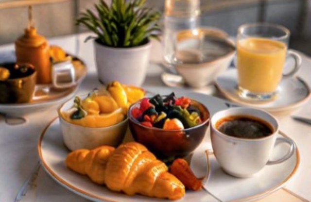 Continental-Frühstück mit Croissant, Früchten, Kaffee und Orangensaft
