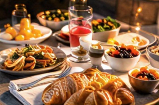 Blue Sky Special Frühstück mit Croissants, Früchten, Eierspeise und frischen Säften